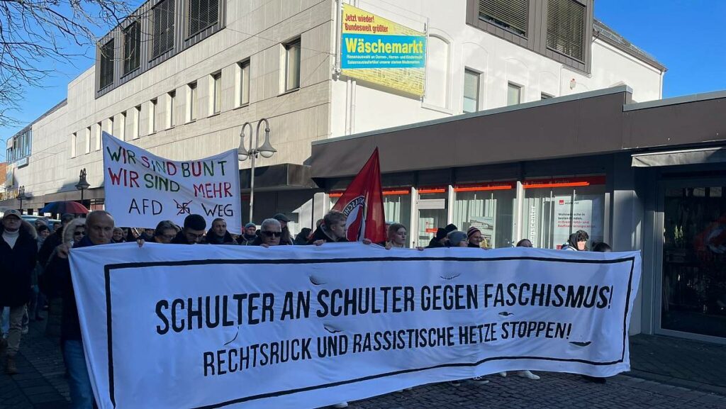Demo gegen Rechts. Auf dem Transparent steht "Schulter an Schulter gegen Faschismus. Rechtsruck und faschistische Hetze stoppen!"